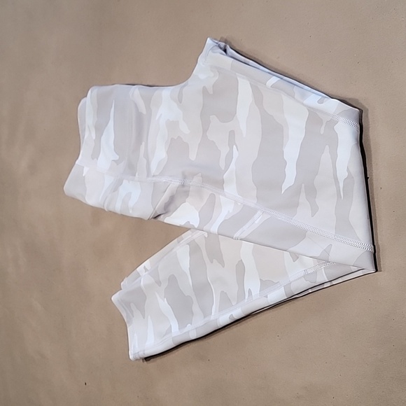 Athleta Size XS Cream/Ivory/Beige Camo Leggings, Zipper Pockets, EUC - Picture 6 of 16